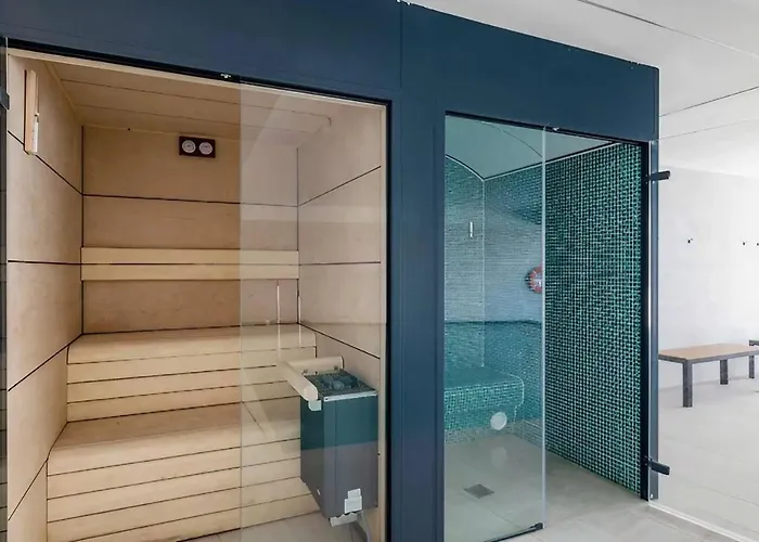 Luxury Complex Beachfront Apartment, Infinity Pool, Sauna, Gym And Large Terrace * טורמולינוס