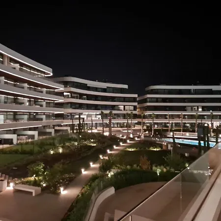 Luxury Complex Beachfront Apartment, Infinity Pool, Sauna, Gym And Large Terrace Apartamento