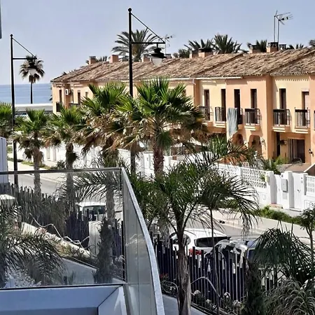Luxury Complex Beachfront Apartment, Infinity Pool, Sauna, Gym And Large Terrace Διαμέρισμα Τορρεμολίνος