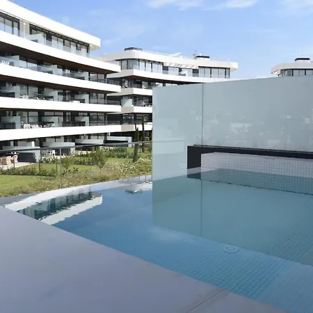 Luxury Complex Beachfront Apartment, Infinity Pool, Sauna, Gym And Large Terrace Apartamento