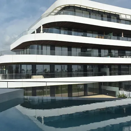 Luxury Complex Beachfront Apartment, Infinity Pool, Sauna, Gym And Large Terrace