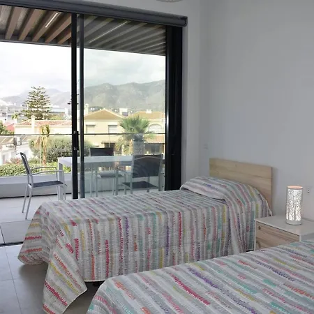 Luxury Complex Beachfront Apartment, Infinity Pool, Sauna, Gym And Large Terrace Apartamento