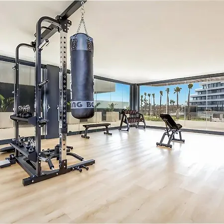 Luxury Complex Beachfront Apartment, Infinity Pool, Sauna, Gym And Large Terrace *