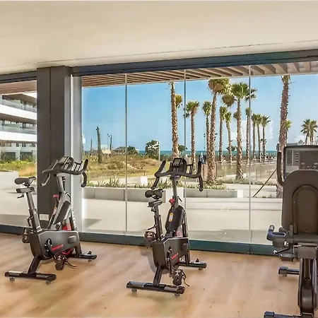 Luxury Complex Beachfront Apartment, Infinity Pool, Sauna, Gym And Large Terrace Apartamento