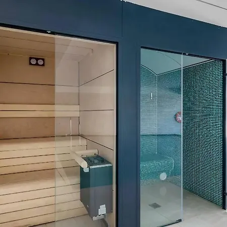 Luxury Complex Beachfront Apartment, Infinity Pool, Sauna, Gym And Large Terrace * Τορρεμολίνος