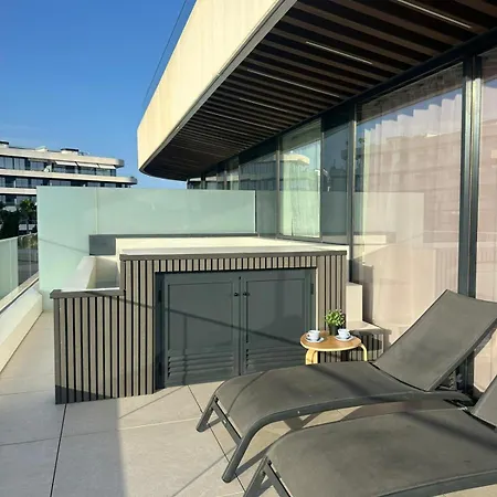 Luxury Complex Beachfront Apartment, Infinity Pool, Sauna, Gym And Large Terrace Apartamento