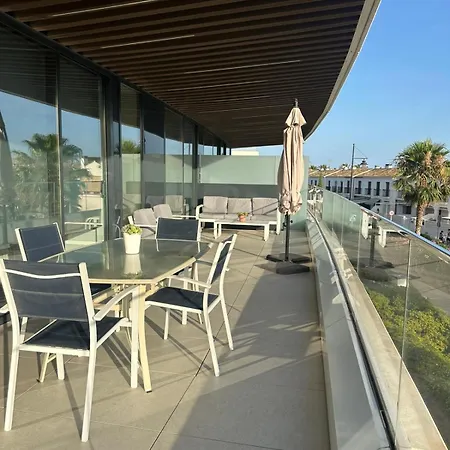 Luxury Complex Beachfront Apartment, Infinity Pool, Sauna, Gym And Large Terrace Apartamento