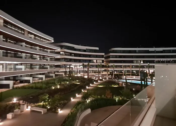 Luxury Complex Beachfront Apartment, Infinity Pool, Sauna, Gym And Large Terrace Lejlighed