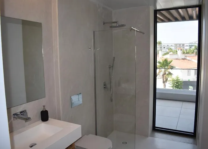 Luxury Complex Beachfront Apartment, Infinity Pool, Sauna, Gym And Large Terrace Apartament *