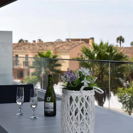 Luxury Complex Beachfront Apartment, Infinity Pool, Sauna, Gym And Large Terrace Lägenhet