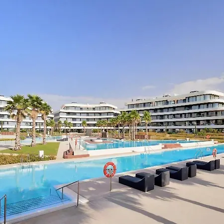 Luxury Complex Beachfront Apartment, Infinity Pool, Sauna, Gym And Large Terrace דירה