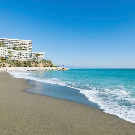 Luxury Complex Beachfront Apartment, Infinity Pool, Sauna, Gym And Large Terrace טורמולינוס