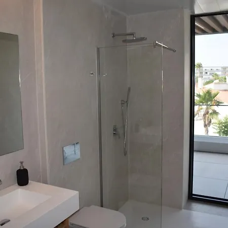 Luxury Complex Beachfront Apartment, Infinity Pool, Sauna, Gym And Large Terrace Apartament *