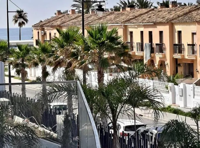 Luxury Complex Beachfront Apartment, Infinity Pool, Sauna, Gym And Large Terrace 公寓 托雷莫利诺斯